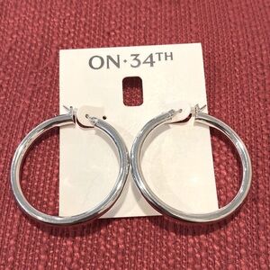 ON 34th Silver-tone large Hoop
Earrings. 1.75” día Lightweight Click closure NWT